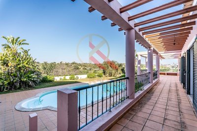 Moradia com piscina à venda no Calvário