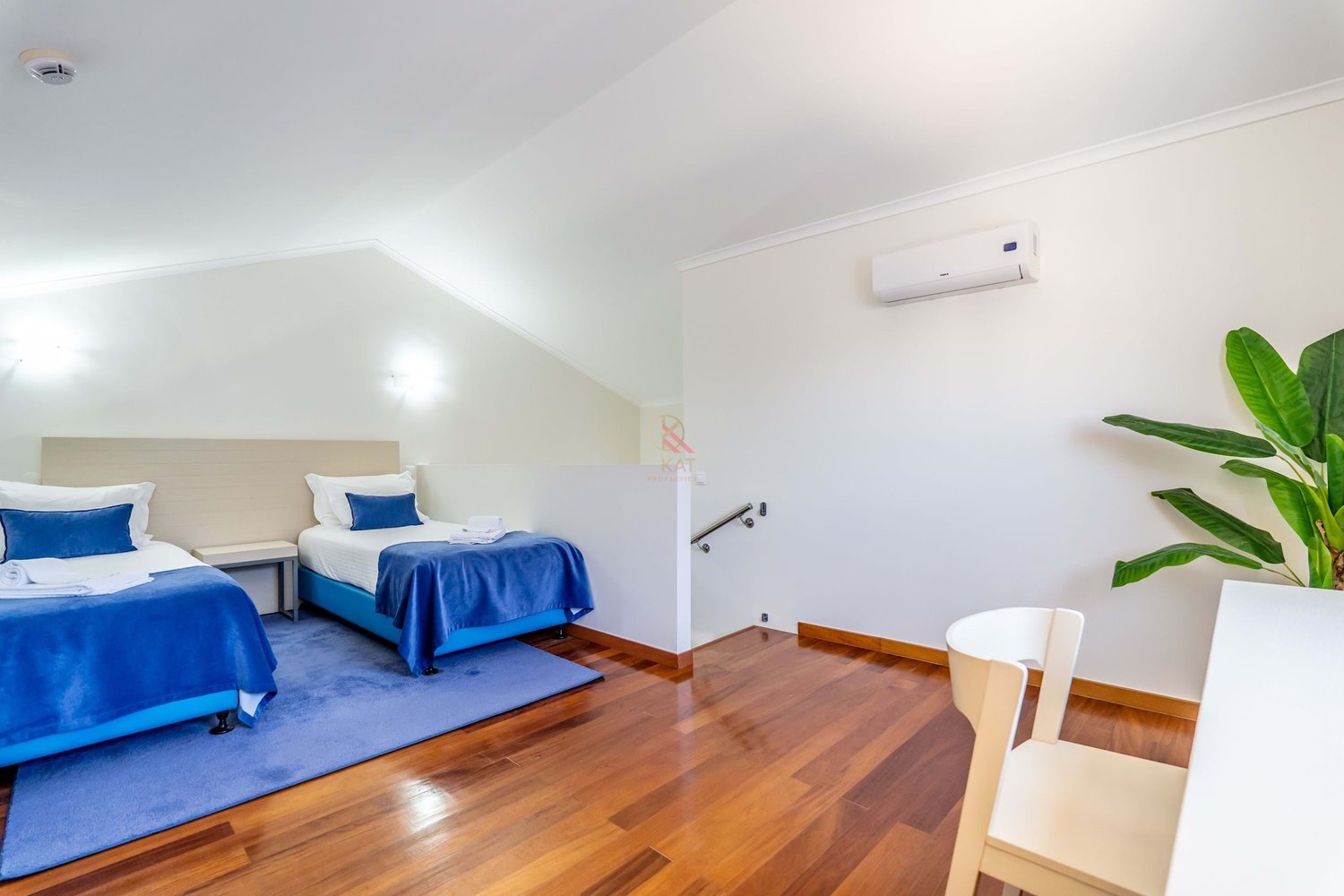Tourist Village, Luz, Lagos