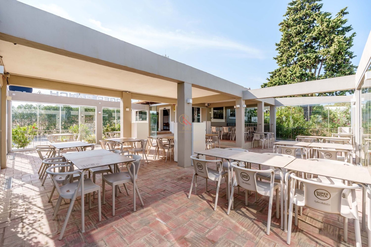 Commercial restaurant space near the beach