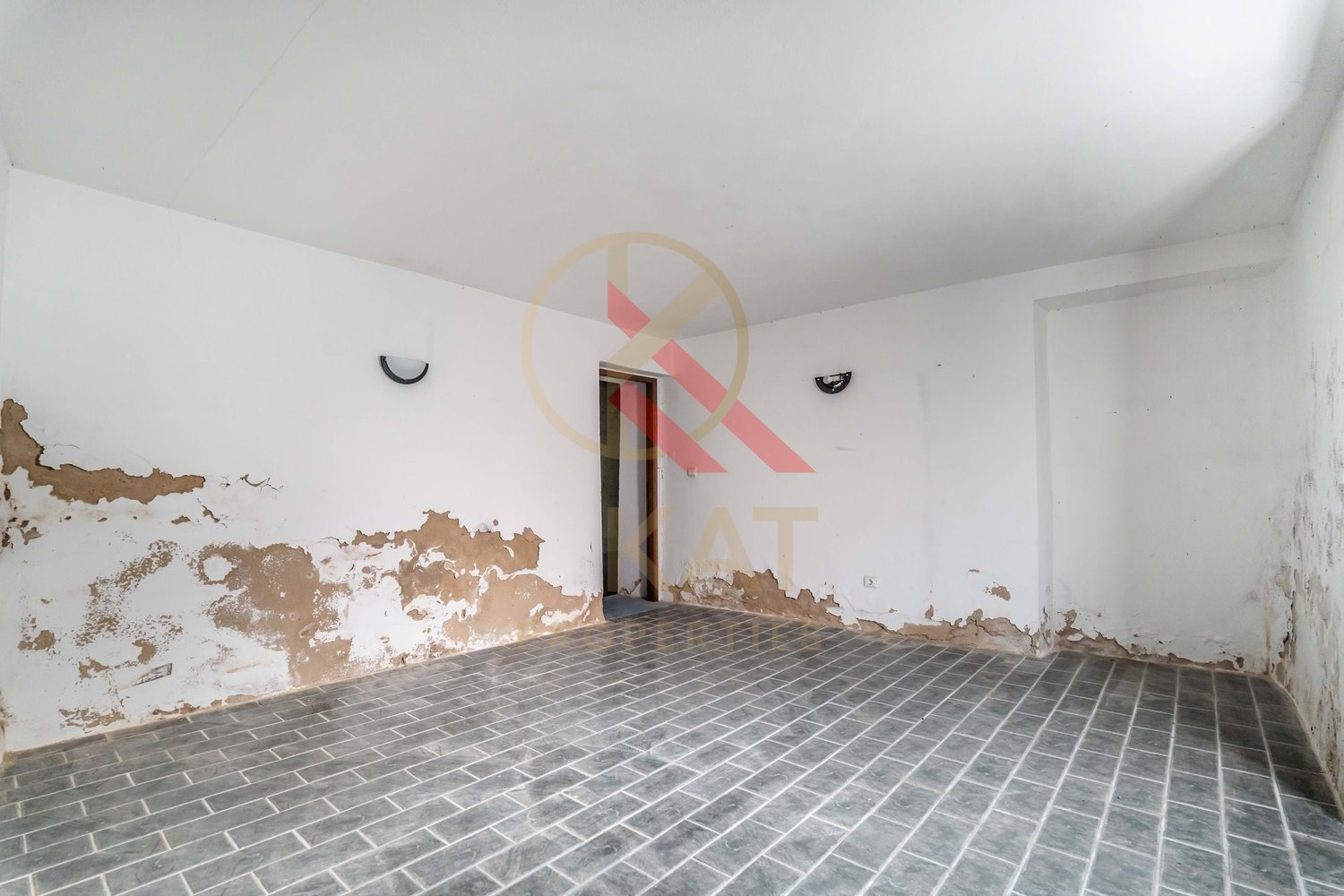 Casa antiga na Vila de Alcantarilha, próximo da praia dos Salgados e Armação de Pêra