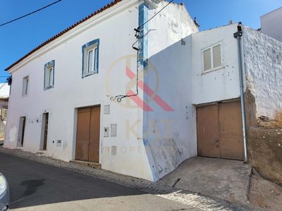 Casa antiga na Vila de Alcantarilha, próximo da praia dos Salgados e Armação de Pêra