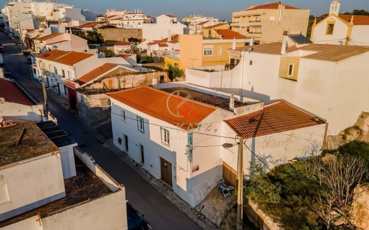 Casa antiga na Vila de Alcantarilha, próximo da praia dos Salgados e Armação de Pêra