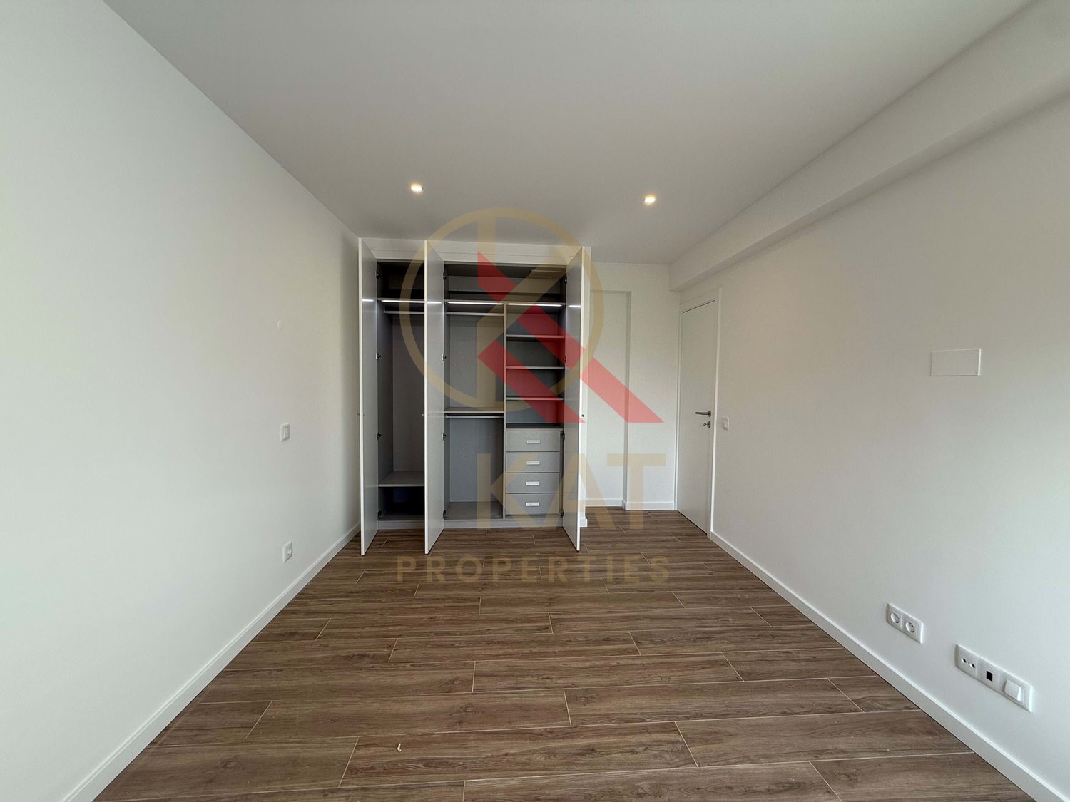  Vende-se apartamento T2, totalmente remodelado no Parchal, Lagoa