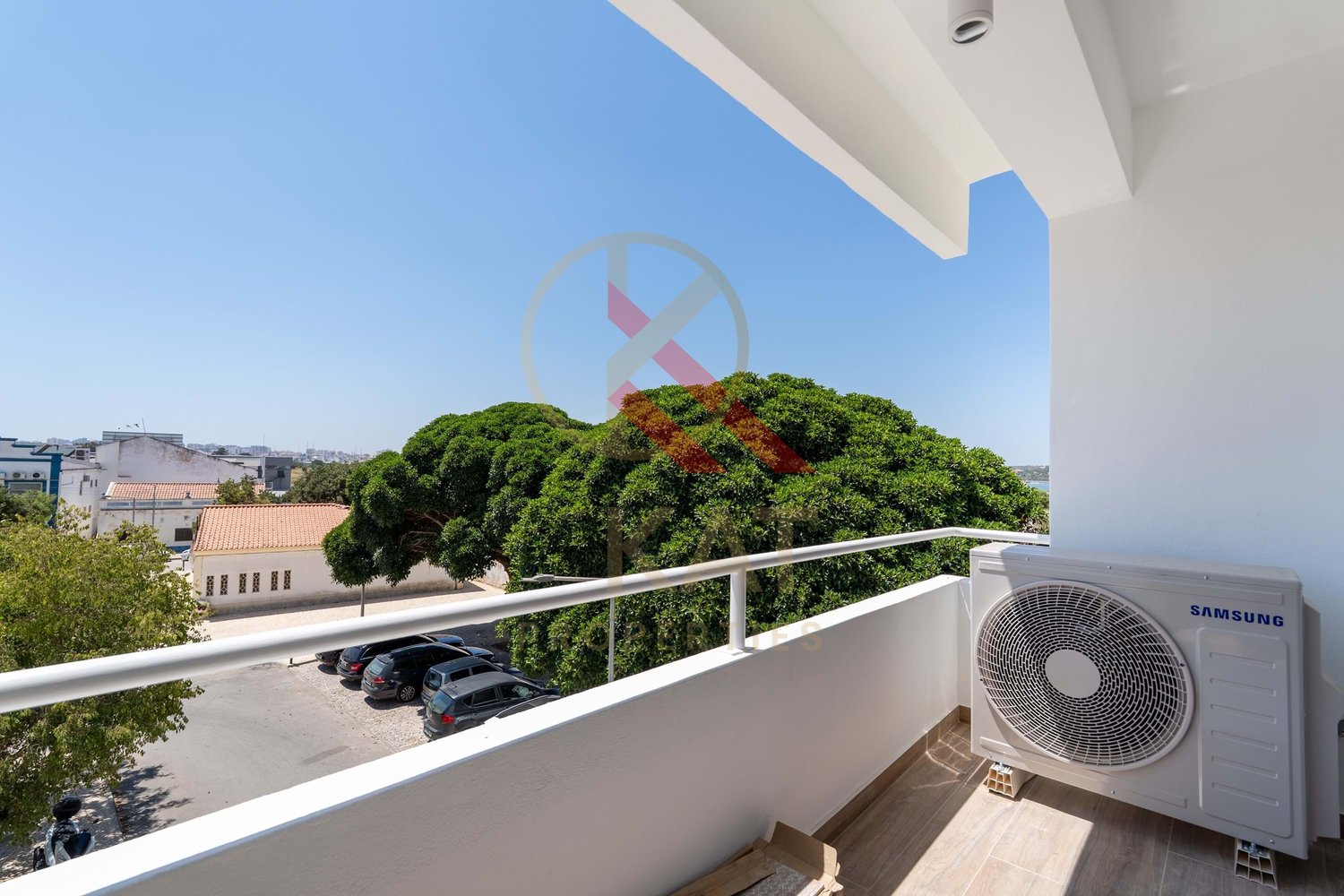  Vende-se apartamento T2, totalmente remodelado no Parchal, Lagoa