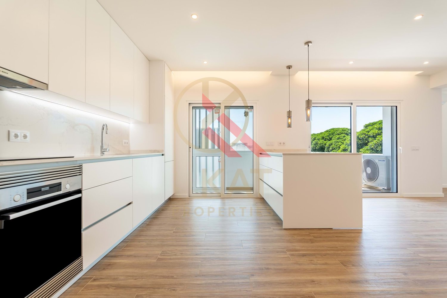  Vende-se apartamento T2, totalmente remodelado no Parchal, Lagoa