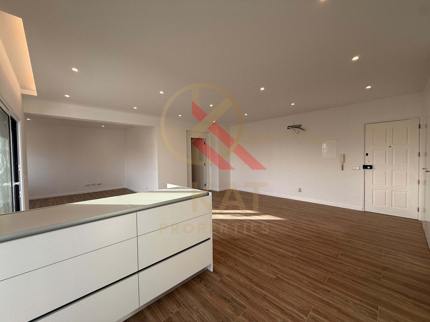  Vende-se apartamento T2, totalmente remodelado no Parchal, Lagoa