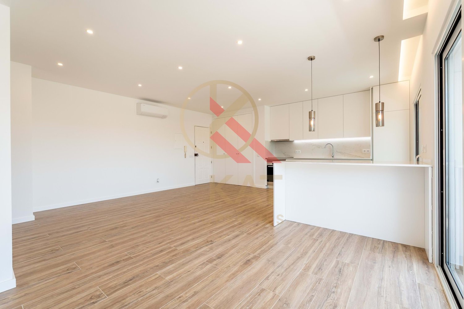  Vende-se apartamento T2, totalmente remodelado no Parchal, Lagoa