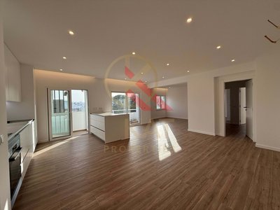  Vende-se apartamento T2, totalmente remodelado no Parchal, Lagoa