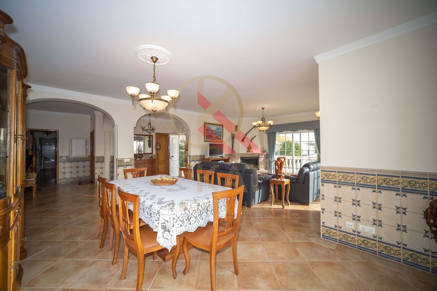 Moradia T4 com Piscina Privada à Venda no Parchal, Bela Vista