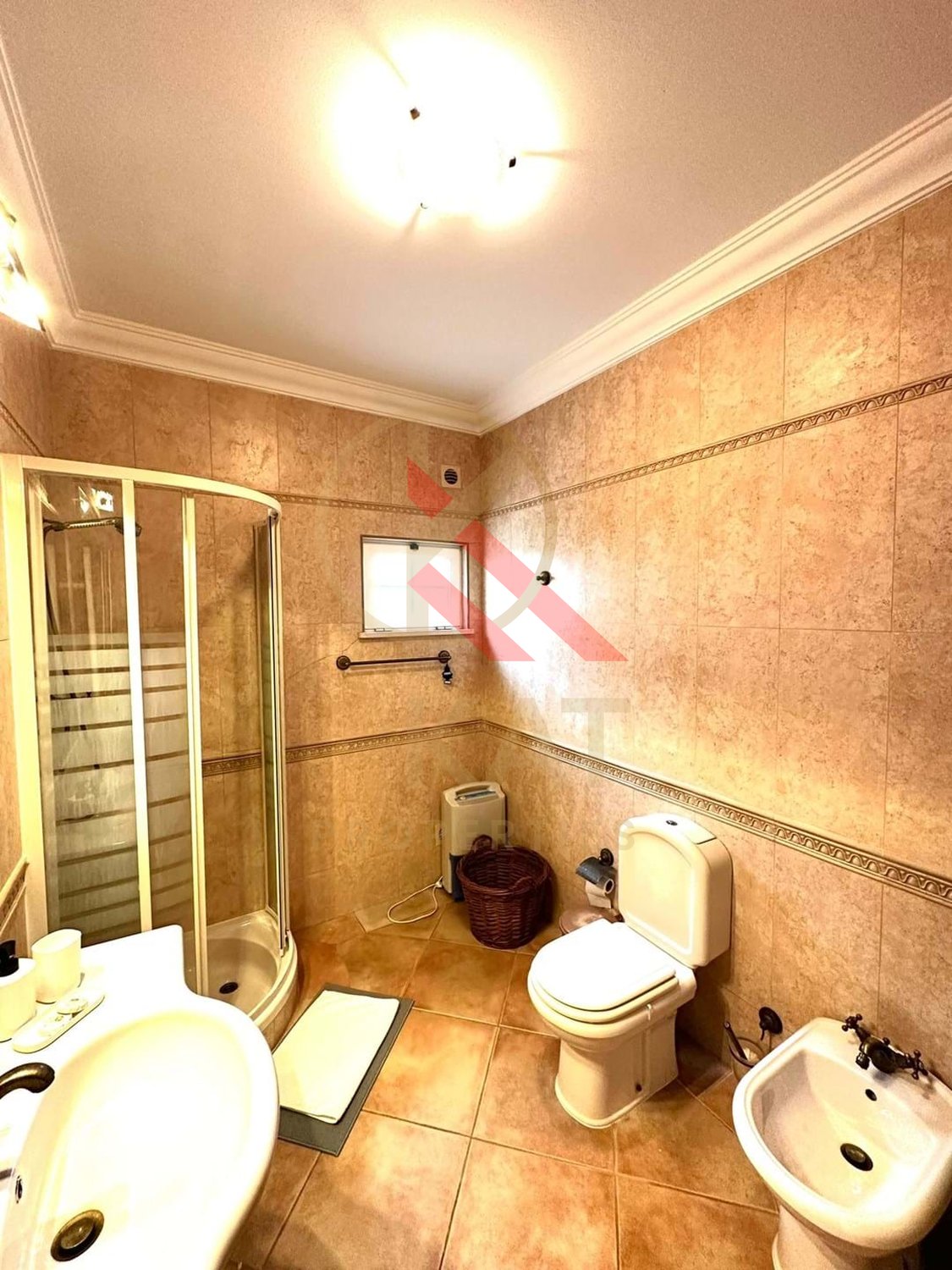 Moradia T4 com Piscina Privada à Venda no Parchal, Bela Vista