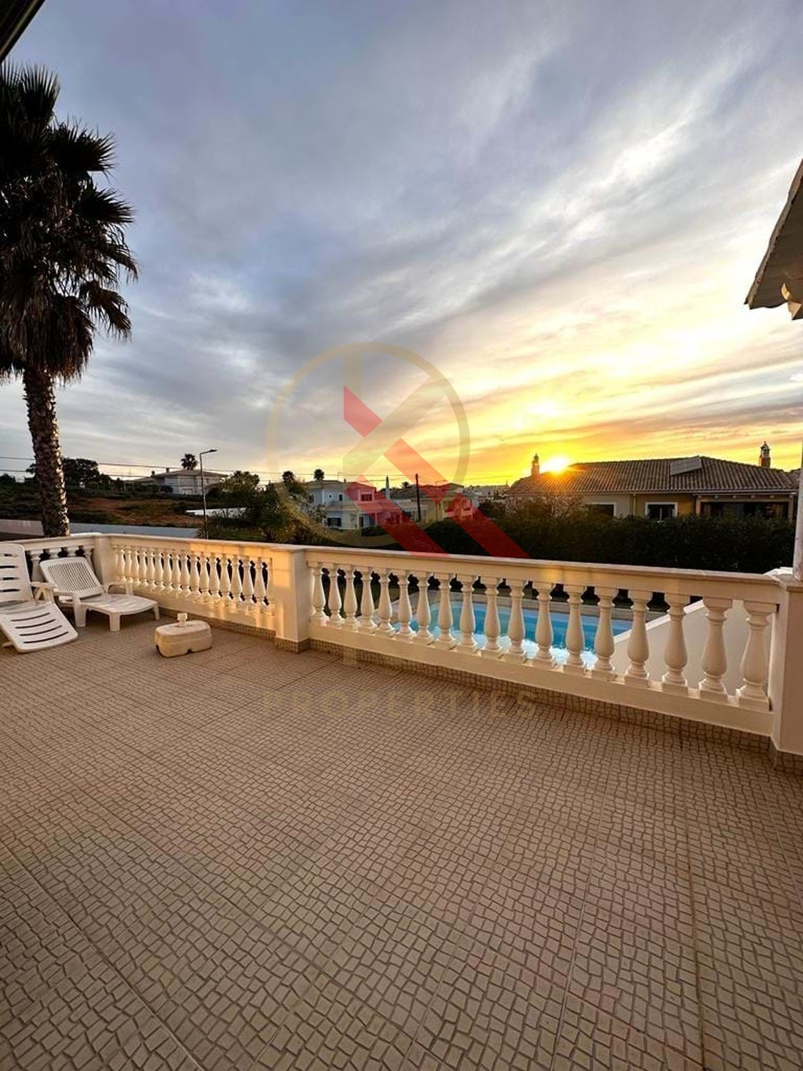 Moradia T4 com Piscina Privada à Venda no Parchal, Bela Vista