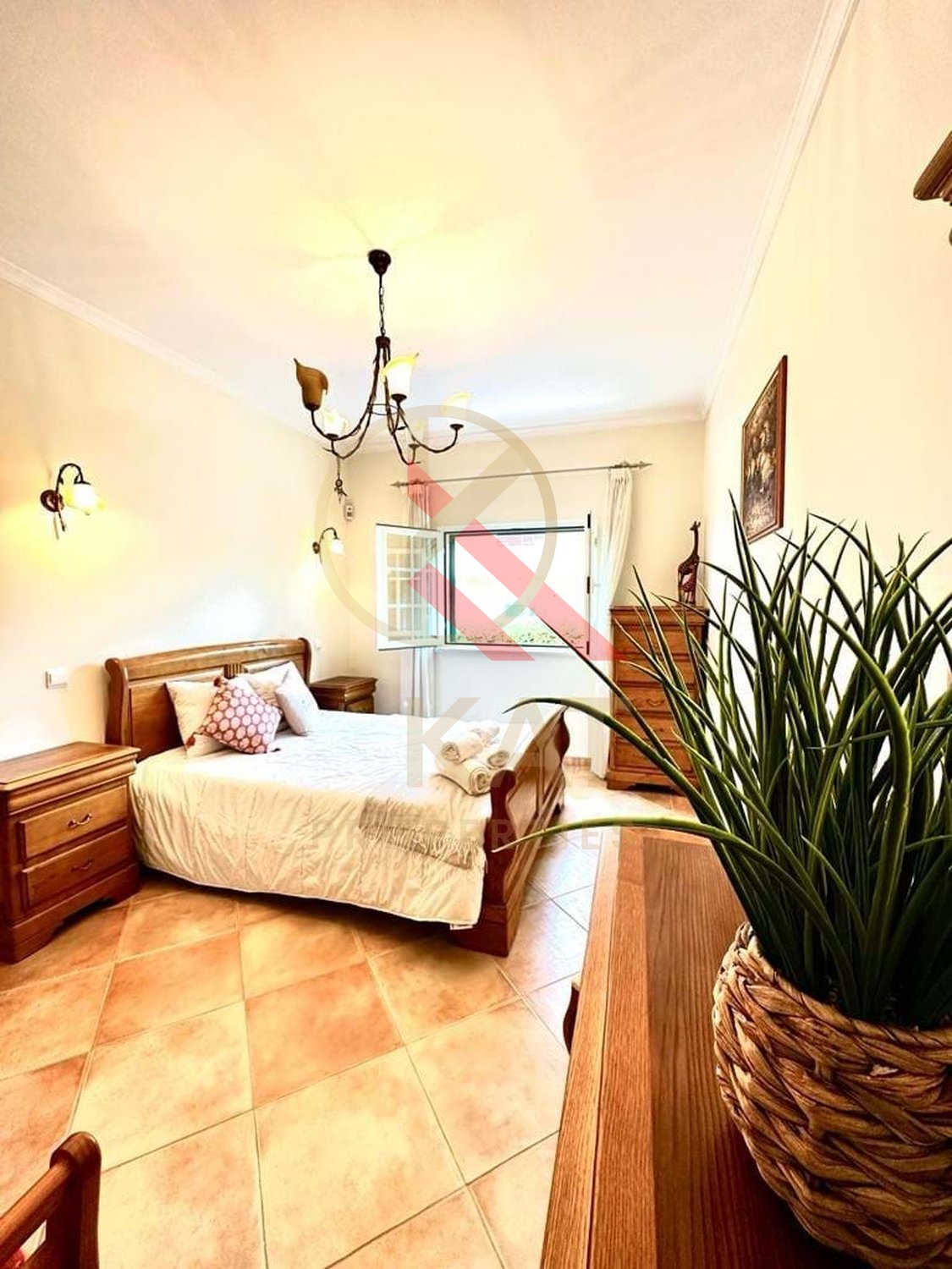 Moradia T4 com Piscina Privada à Venda no Parchal, Bela Vista