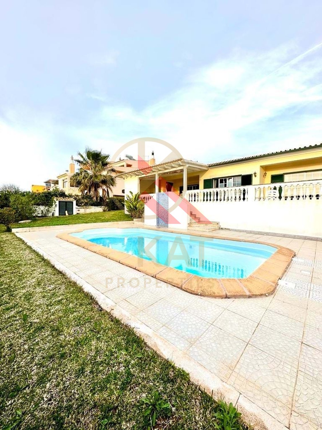Moradia T4 com Piscina Privada à Venda no Parchal, Bela Vista