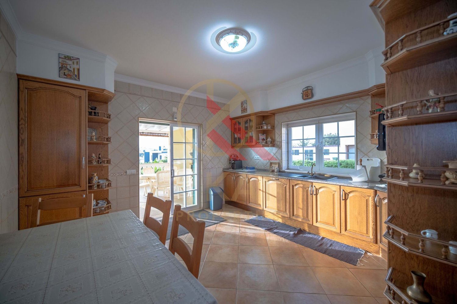 Moradia T4 com Piscina Privada à Venda no Parchal, Bela Vista