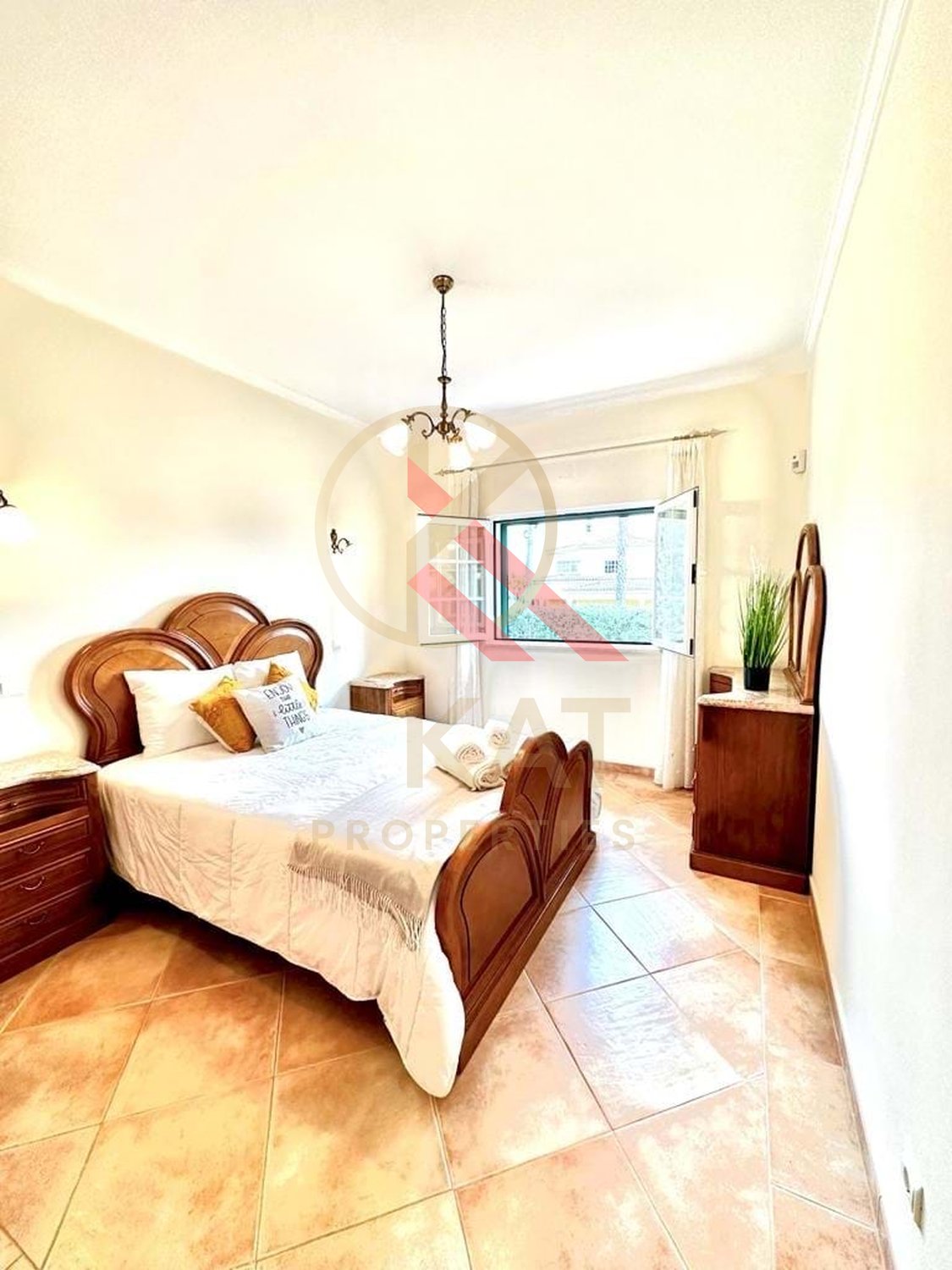 Moradia T4 com Piscina Privada à Venda no Parchal, Bela Vista