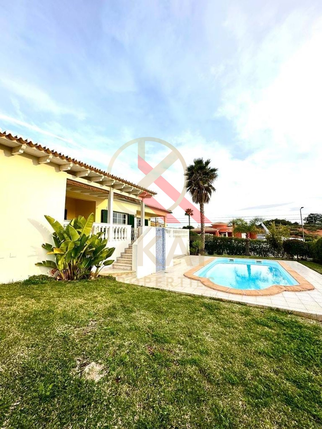 Moradia T4 com Piscina Privada à Venda no Parchal, Bela Vista
