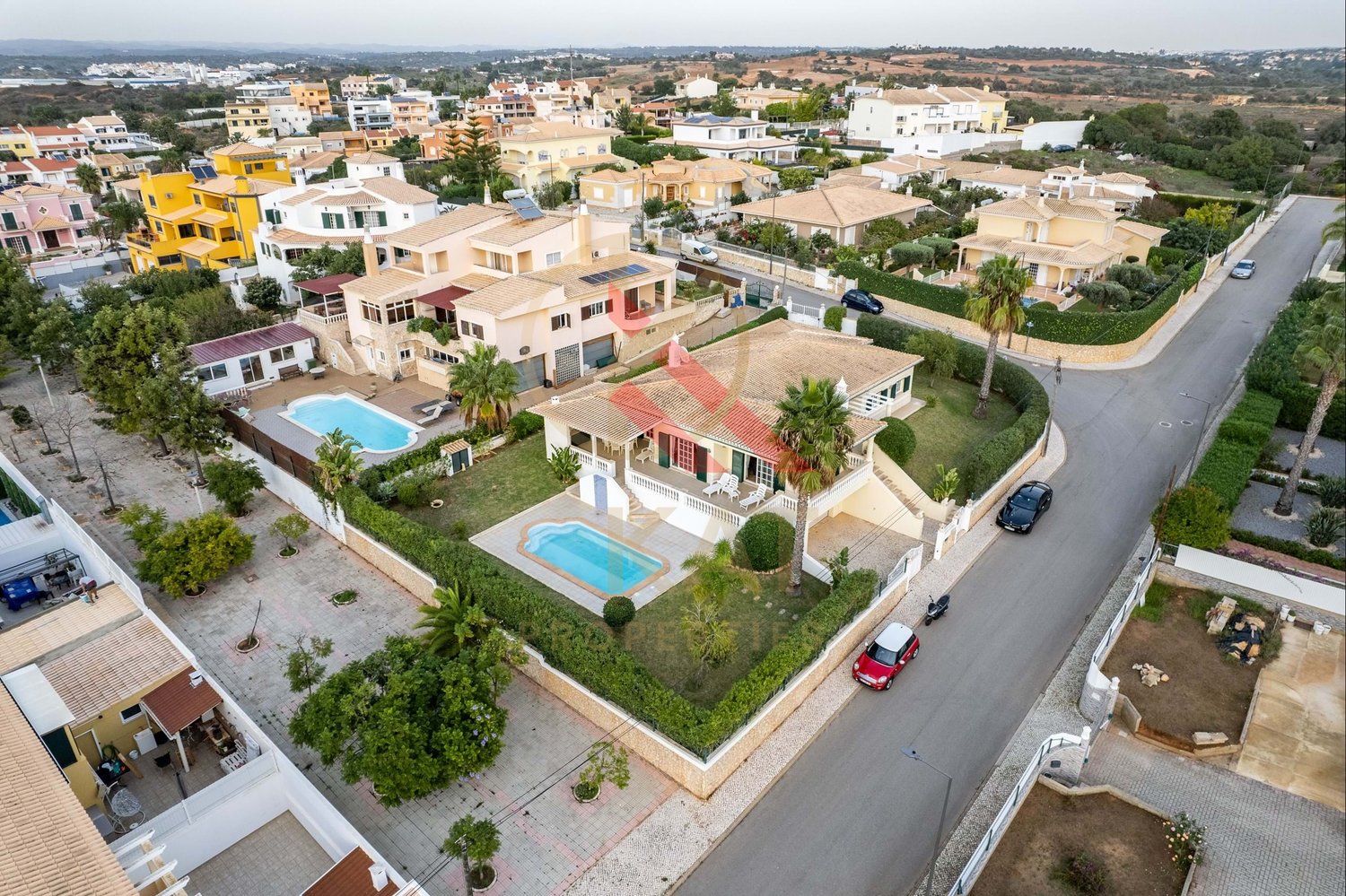Moradia T4 com Piscina Privada à Venda no Parchal, Bela Vista