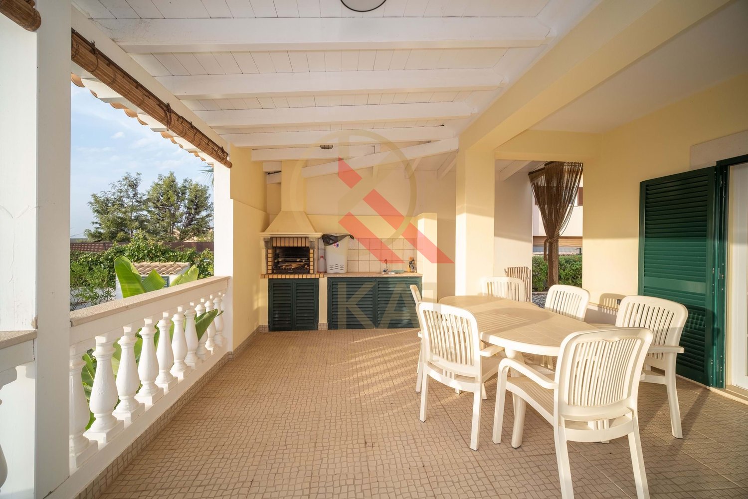 Moradia T4 com Piscina Privada à Venda no Parchal, Bela Vista