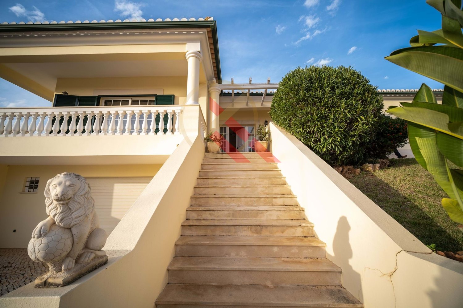 Moradia T4 com Piscina Privada à Venda no Parchal, Bela Vista