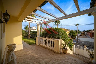Moradia T4 com Piscina Privada à Venda no Parchal, Bela Vista