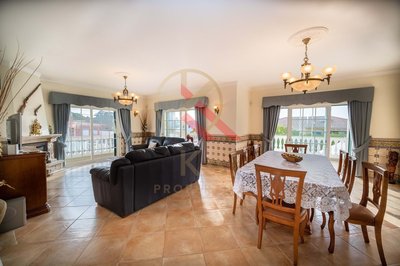 Moradia T4 com Piscina Privada à Venda no Parchal, Bela Vista