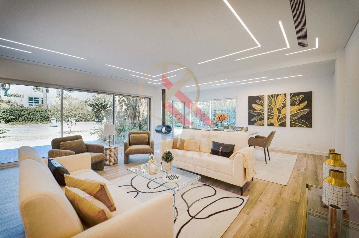Moradia Térrea Independente V4 com Piscina e Jardim, com um Lote de 1.356 m²