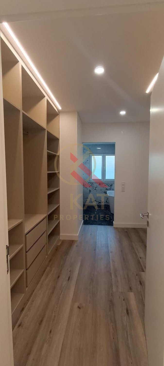 Moradia Térrea Independente V4 com Piscina e Jardim, com um Lote de 1.356 m²