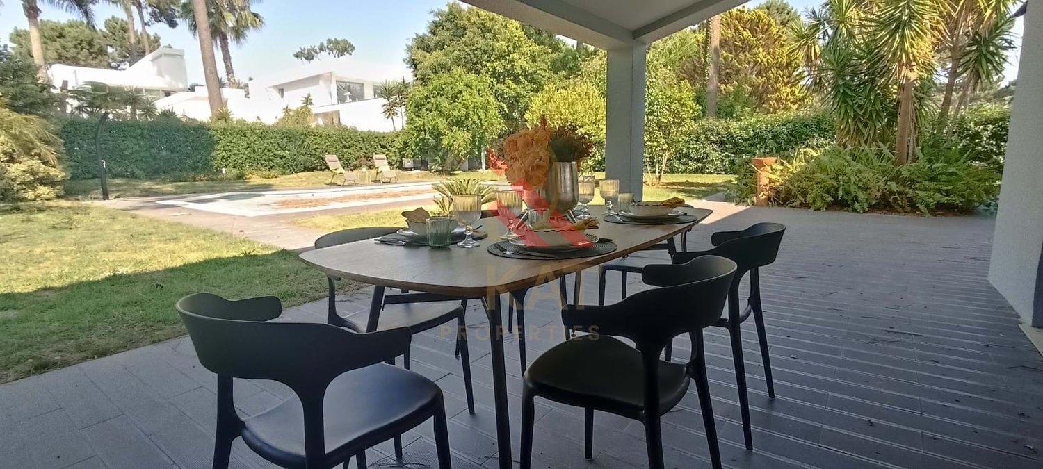 Moradia Térrea Independente V4 com Piscina e Jardim, com um Lote de 1.356 m²