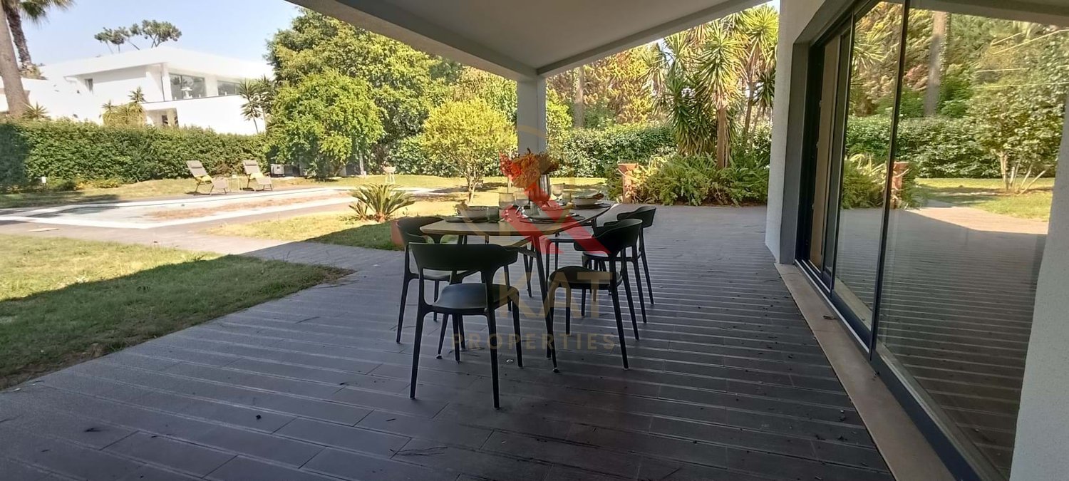 Moradia Térrea Independente V4 com Piscina e Jardim, com um Lote de 1.356 m²