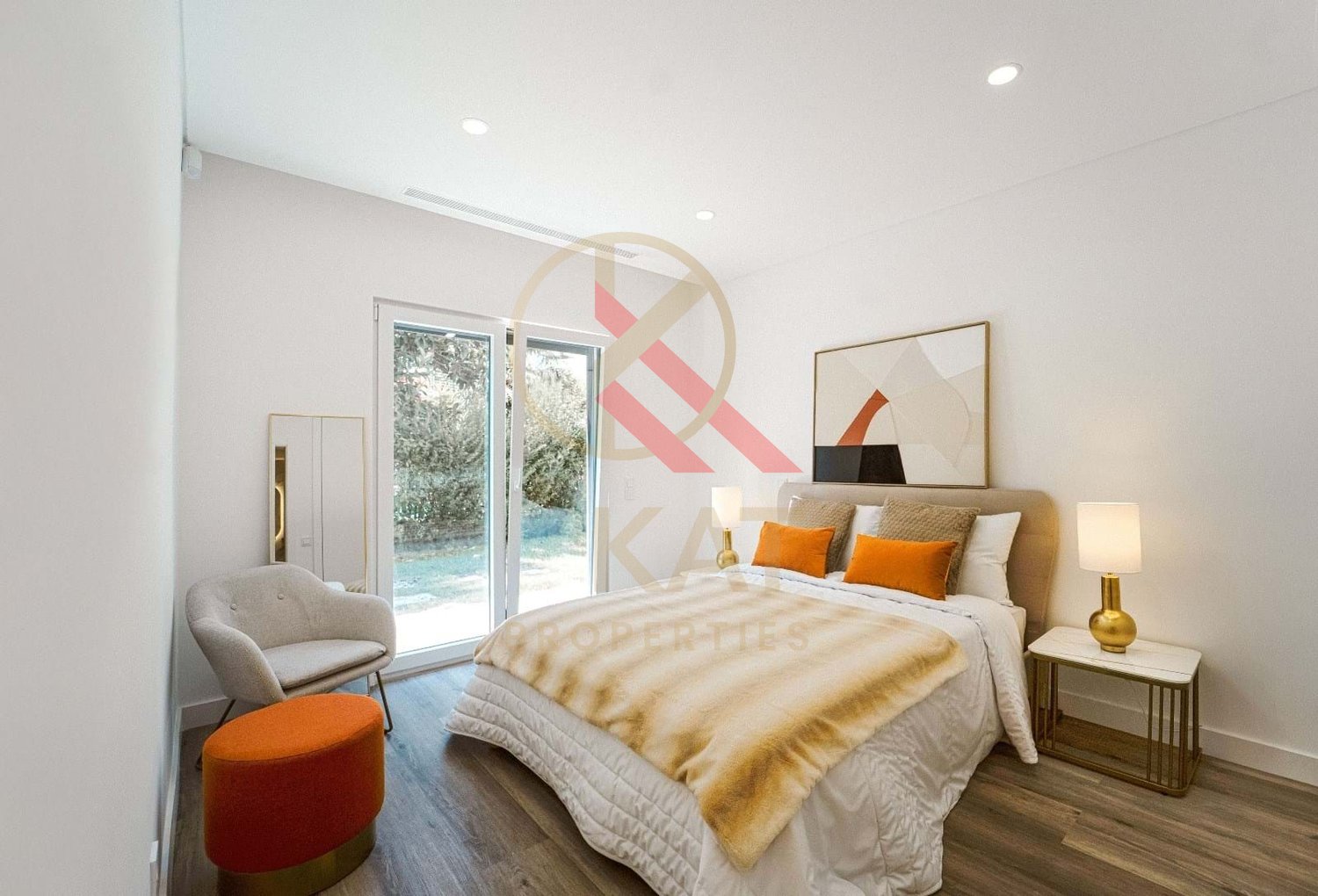 Moradia Térrea Independente V4 com Piscina e Jardim, com um Lote de 1.356 m²