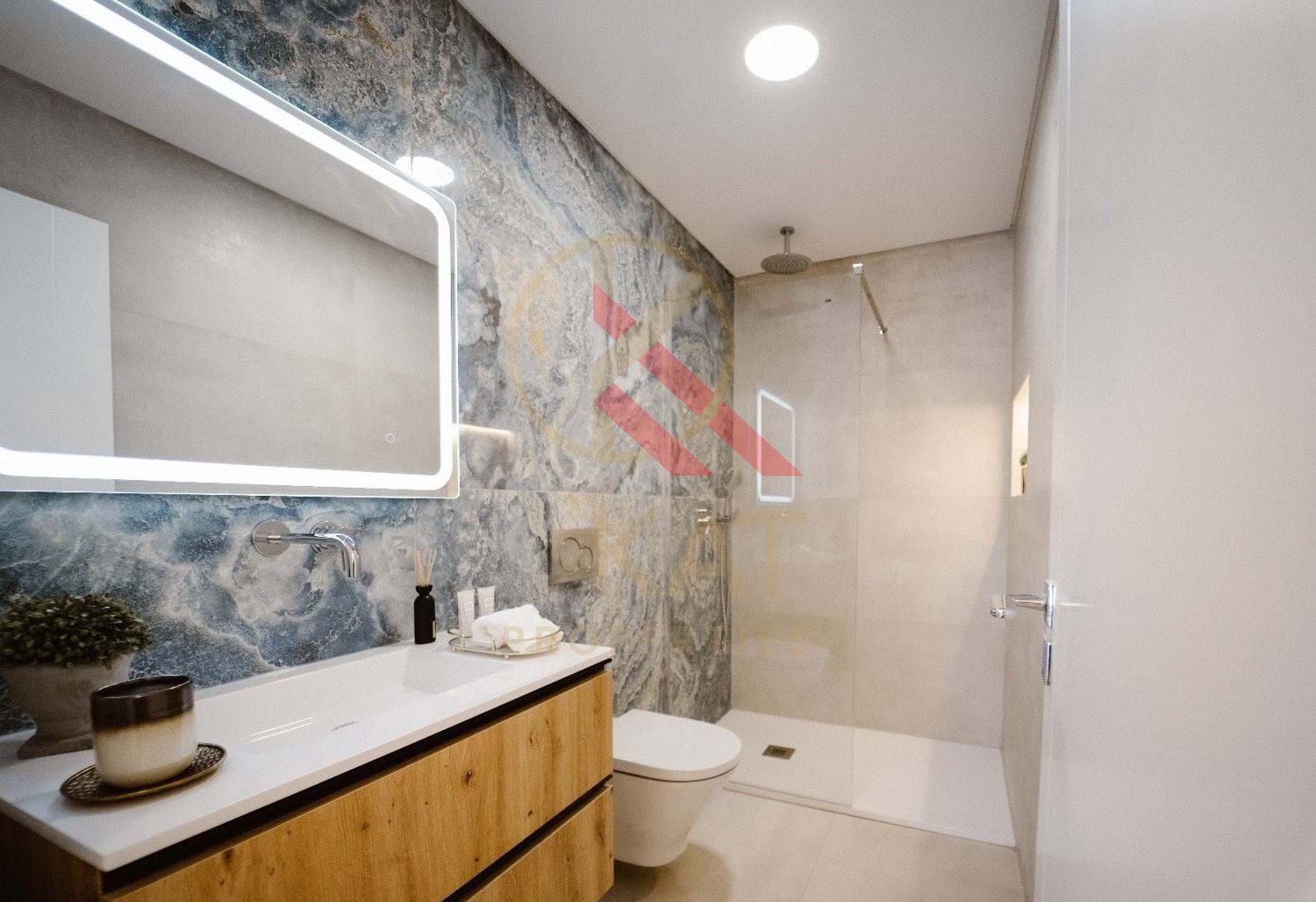 Moradia Térrea Independente V4 com Piscina e Jardim, com um Lote de 1.356 m²