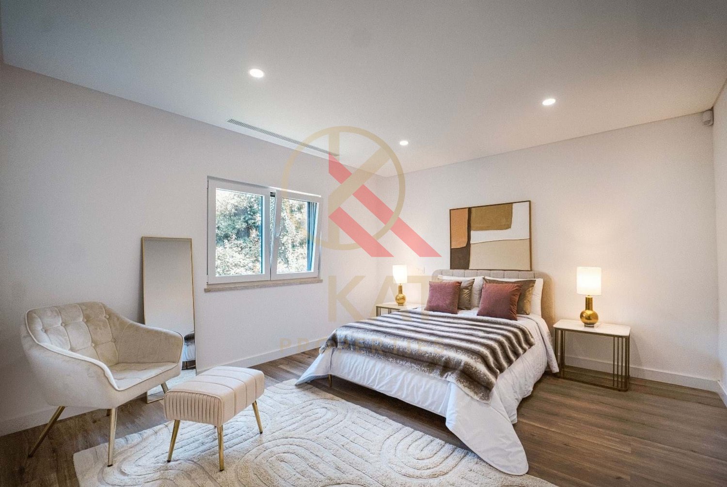 Moradia Térrea Independente V4 com Piscina e Jardim, com um Lote de 1.356 m²