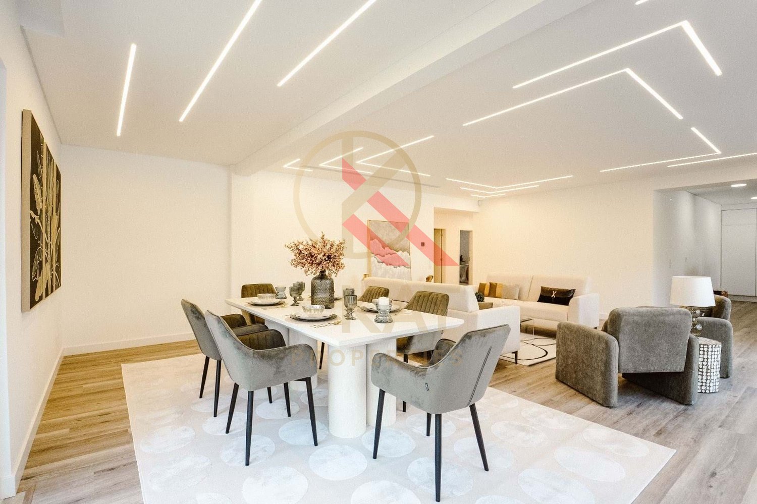 Moradia Térrea Independente V4 com Piscina e Jardim, com um Lote de 1.356 m²