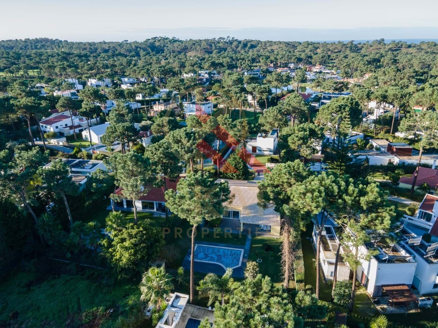 Moradia Térrea Independente V4 com Piscina e Jardim, com um Lote de 1.356 m²