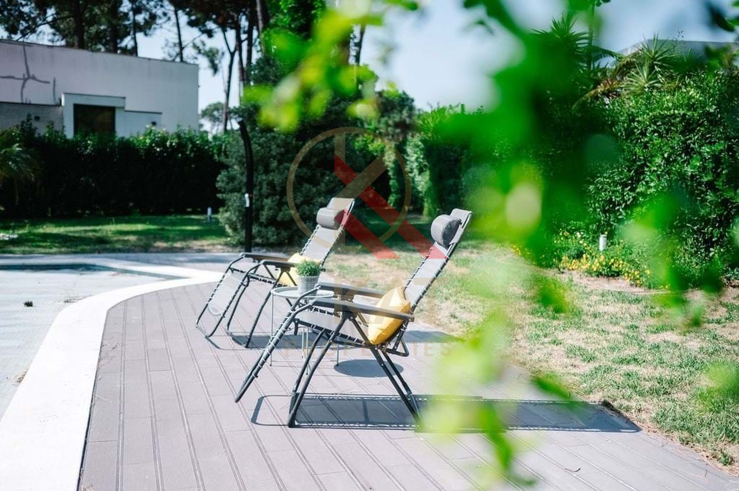 Moradia Térrea Independente V4 com Piscina e Jardim, com um Lote de 1.356 m²
