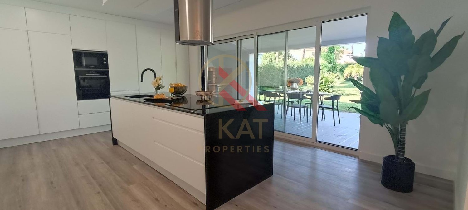 Moradia Térrea Independente V4 com Piscina e Jardim, com um Lote de 1.356 m²