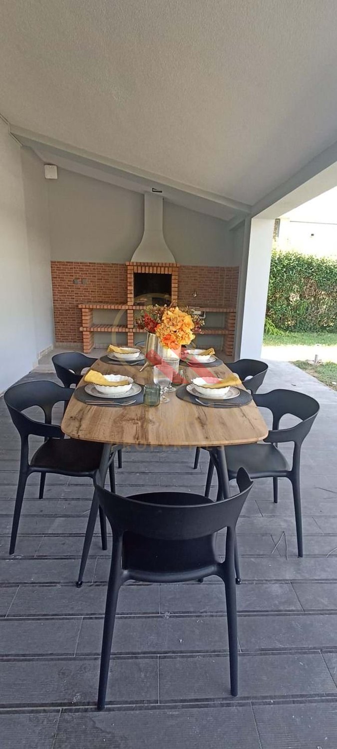 Moradia Térrea Independente V4 com Piscina e Jardim, com um Lote de 1.356 m²