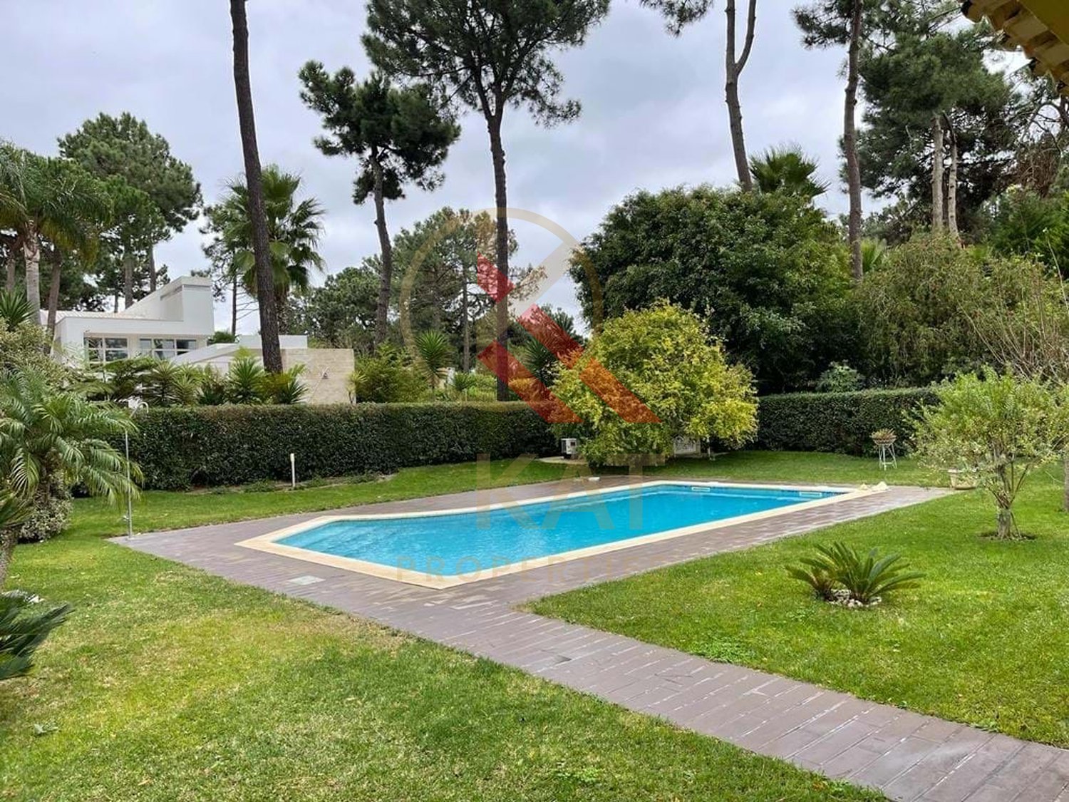 Moradia Térrea Independente V4 com Piscina e Jardim, com um Lote de 1.356 m²