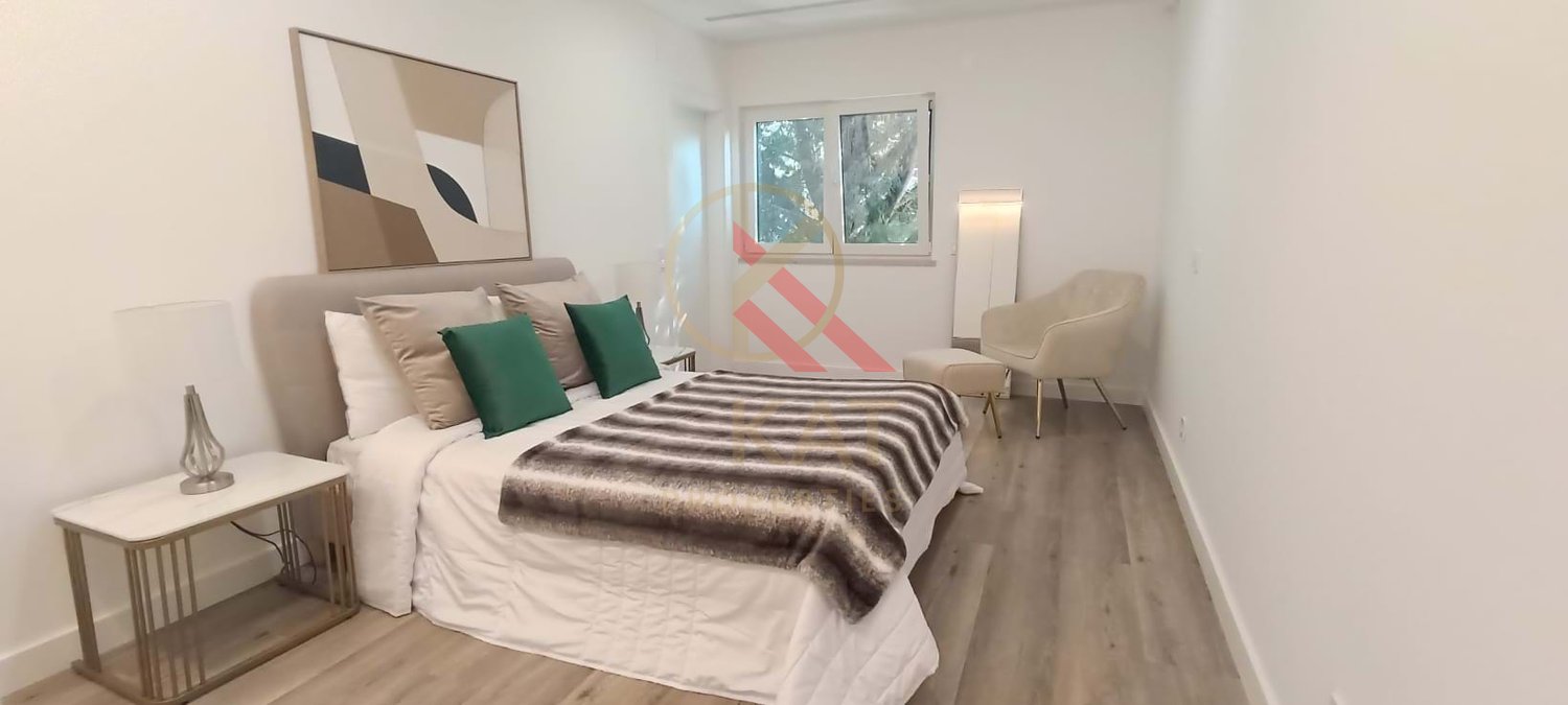 Moradia Térrea Independente V4 com Piscina e Jardim, com um Lote de 1.356 m²