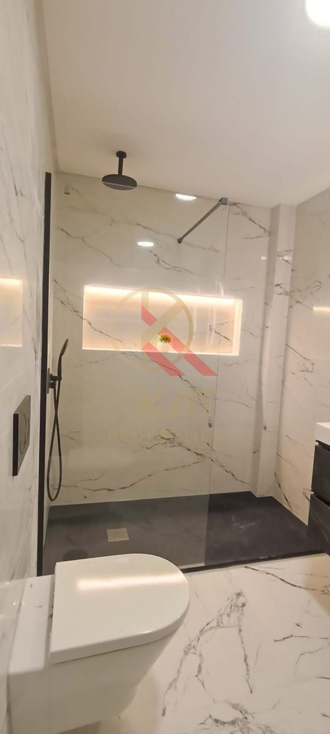 Moradia Térrea Independente V4 com Piscina e Jardim, com um Lote de 1.356 m²