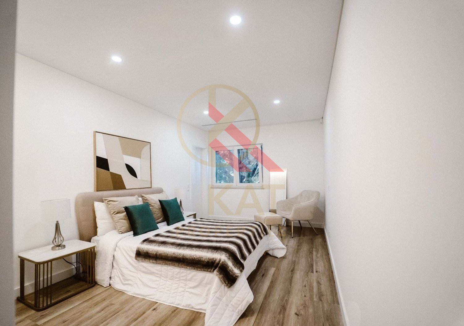Moradia Térrea Independente V4 com Piscina e Jardim, com um Lote de 1.356 m²