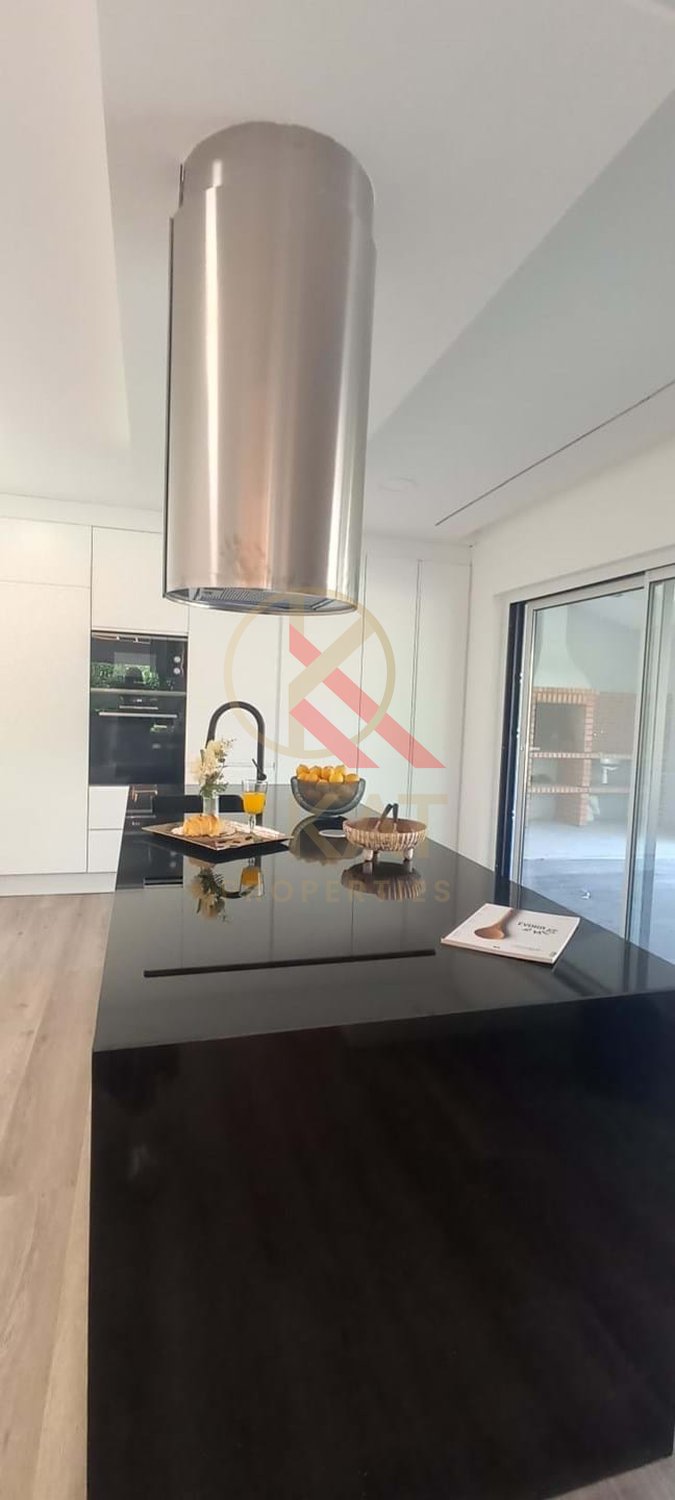 Moradia Térrea Independente V4 com Piscina e Jardim, com um Lote de 1.356 m²