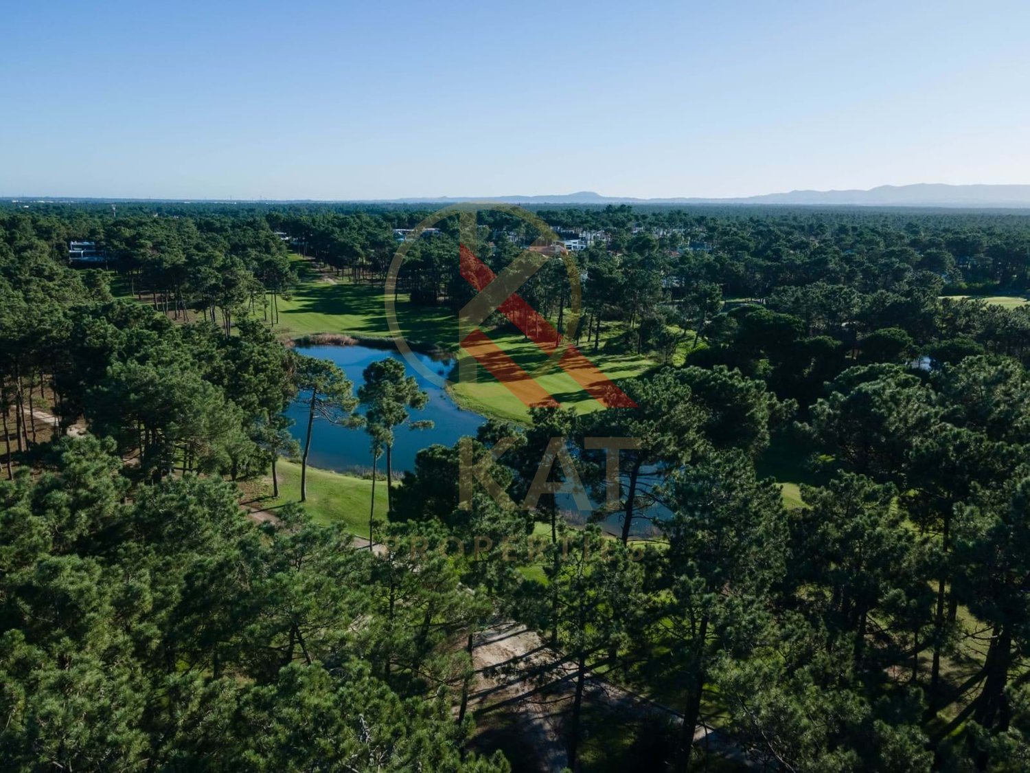 Moradia Térrea Independente V4 com Piscina e Jardim, com um Lote de 1.356 m²