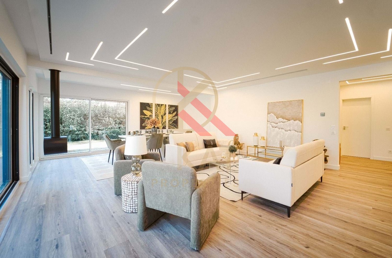 Moradia Térrea Independente V4 com Piscina e Jardim, com um Lote de 1.356 m²