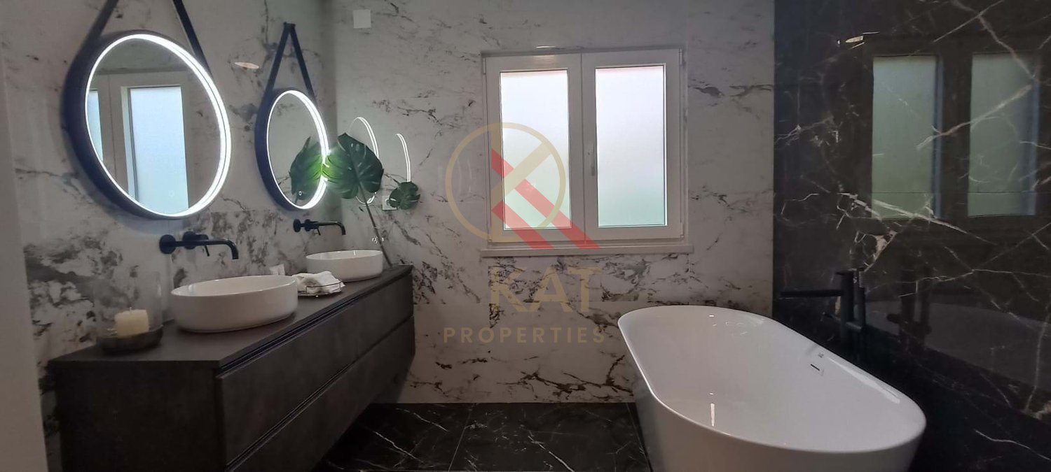 Moradia Térrea Independente V4 com Piscina e Jardim, com um Lote de 1.356 m²