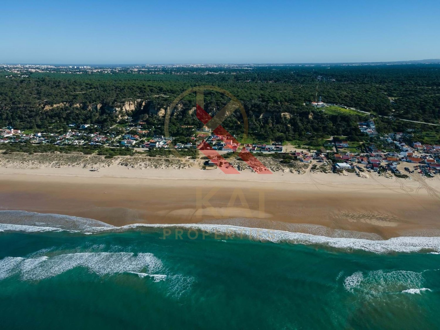 Moradia Térrea Independente V4 com Piscina e Jardim, com um Lote de 1.356 m²