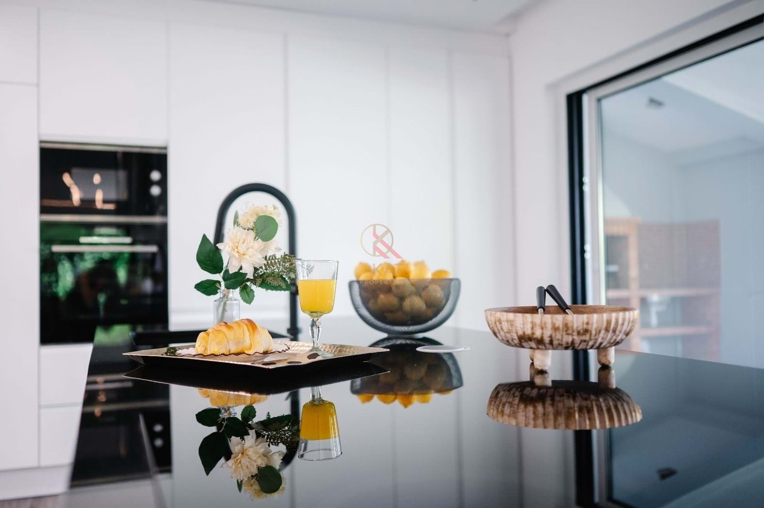 Moradia Térrea Independente V4 com Piscina e Jardim, com um Lote de 1.356 m²