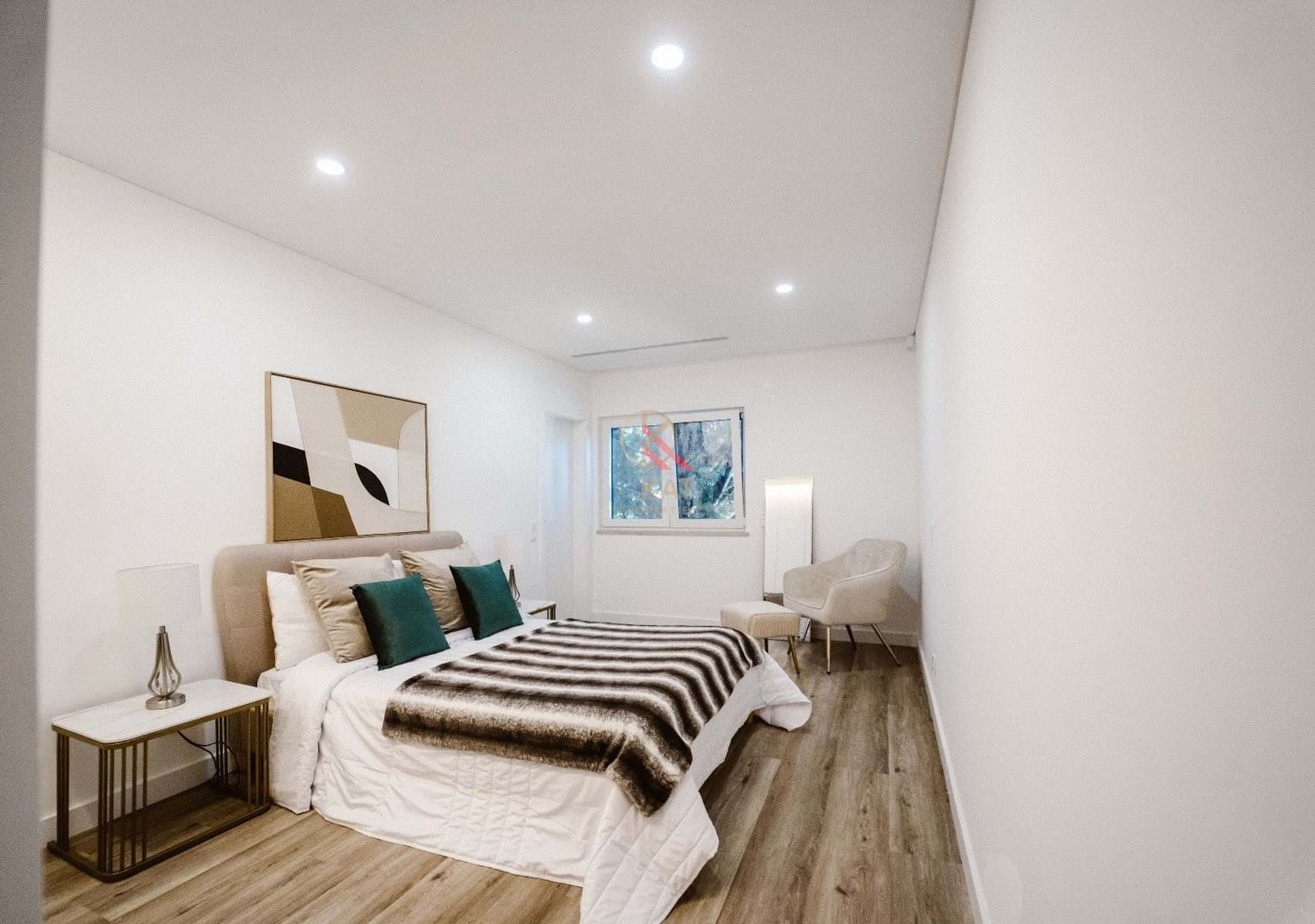 Moradia Térrea Independente V4 com Piscina e Jardim, com um Lote de 1.356 m²
