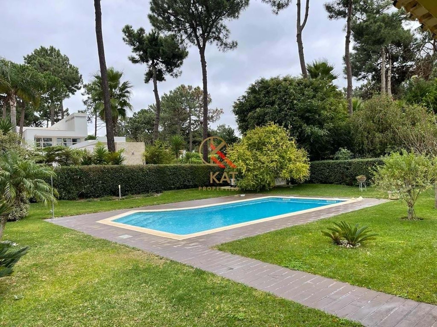 Moradia Térrea Independente V4 com Piscina e Jardim, com um Lote de 1.356 m²