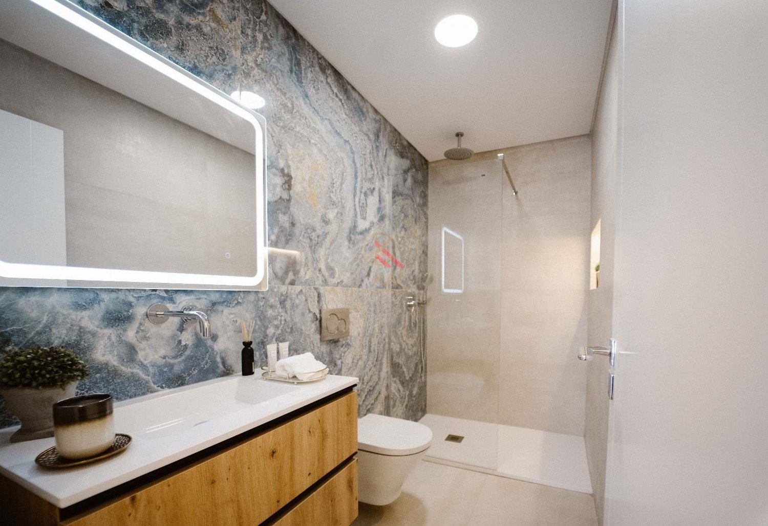 Moradia Térrea Independente V4 com Piscina e Jardim, com um Lote de 1.356 m²